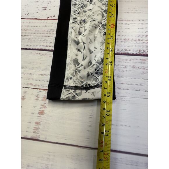Lululemon leggings Women's size 4 Black Gray Geometric Zip Pocket Diamond Speed - Picture 8 of 9